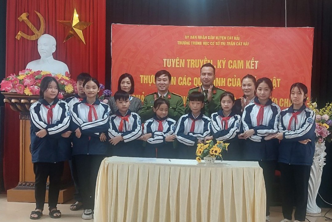 Công an thị trấn Cát Hải tuyên truyền phòng cháy chữa cháy và quản lý sử dụng pháo tại Trường THCS Cát Hải